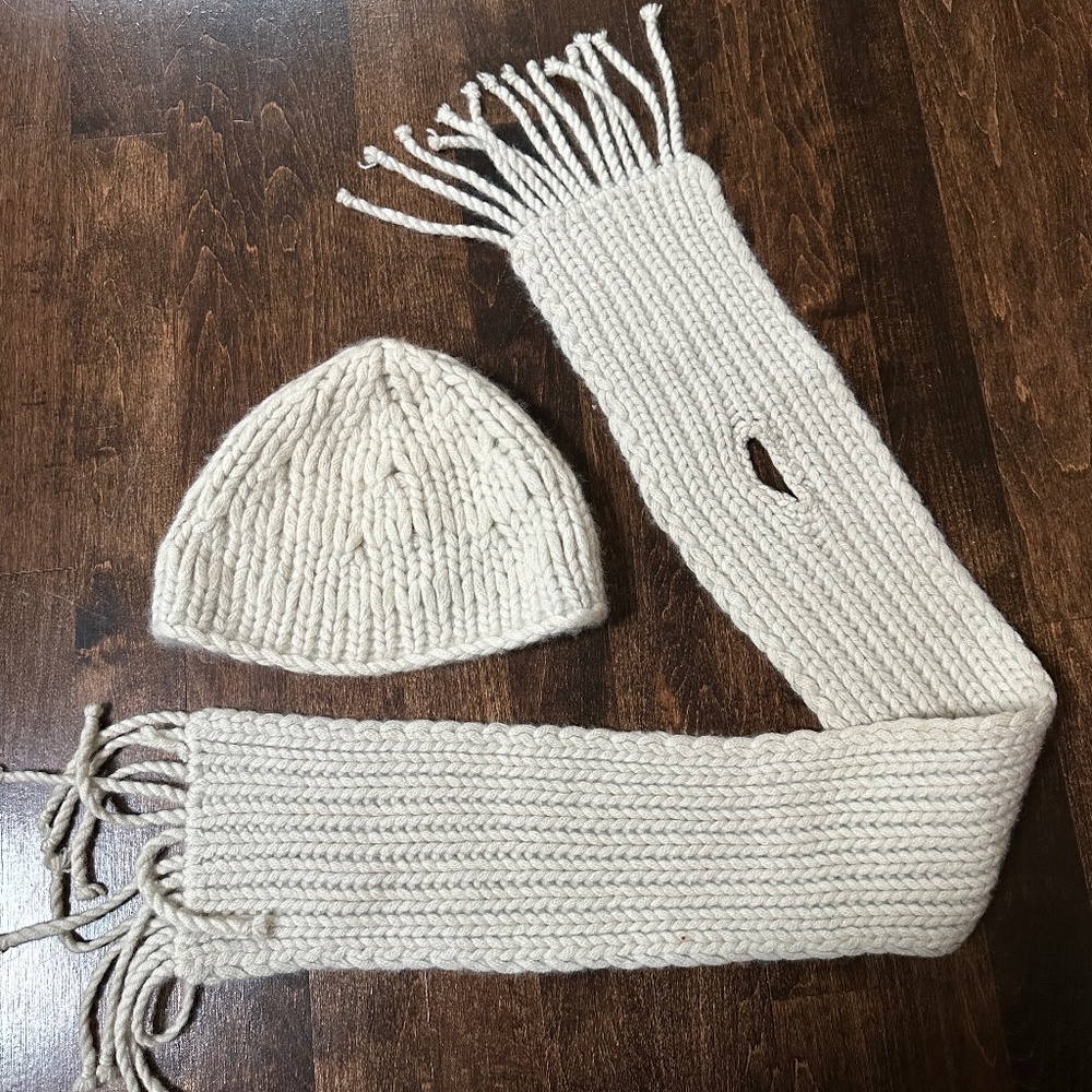 Banana Republic 100% cashmere hat and skinny scarf set, light beige/cream